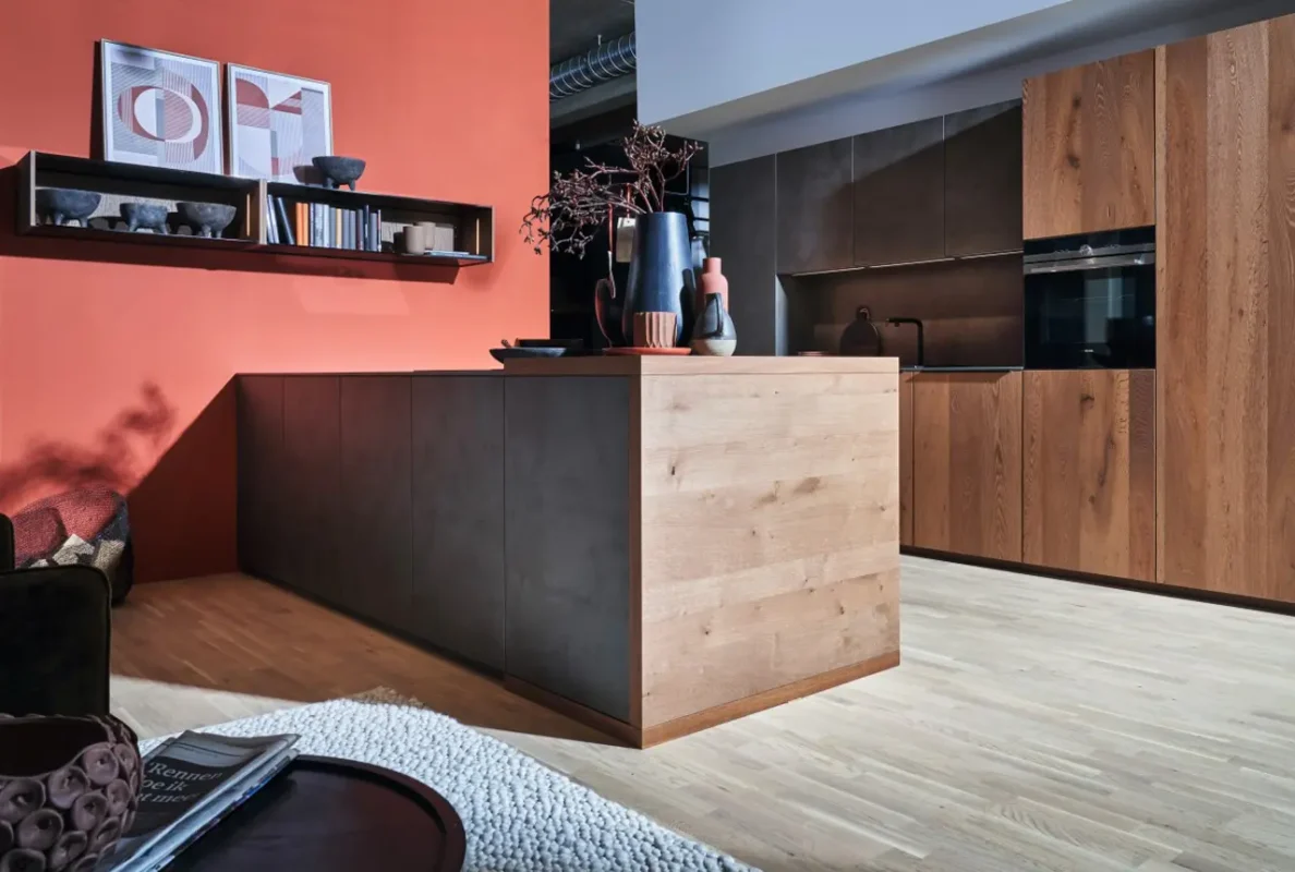 Legno kuhinja sa modernim dizajnom, istaknutim tamnim mat frontovima i toplim drvenim tonovima koji unose prirodnu harmoniju