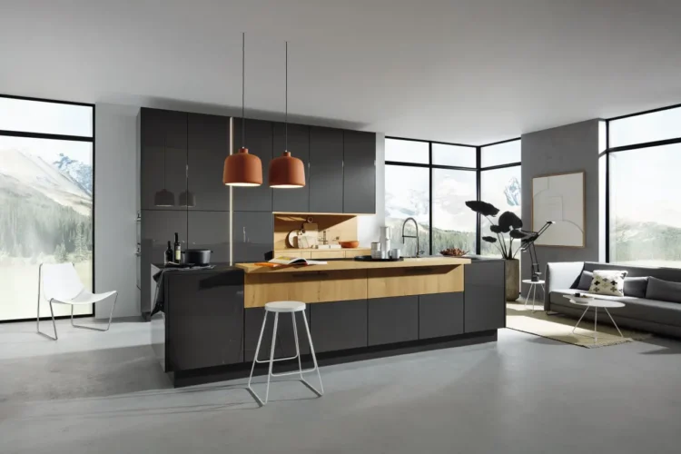 Nova Lack kuhinja po meri u modernom dnevnom prostoru sa sjajnim frontovima i drvenim elementima